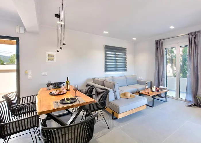 Stylish Privet Poolside Villa